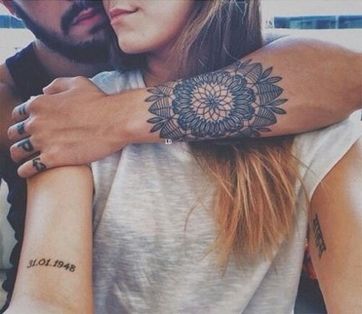  Tatouage mandala sur un homme qui enlace sa femme